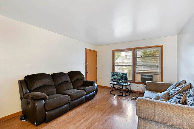 Sala de estar - 14526 Cottage Grove Ave