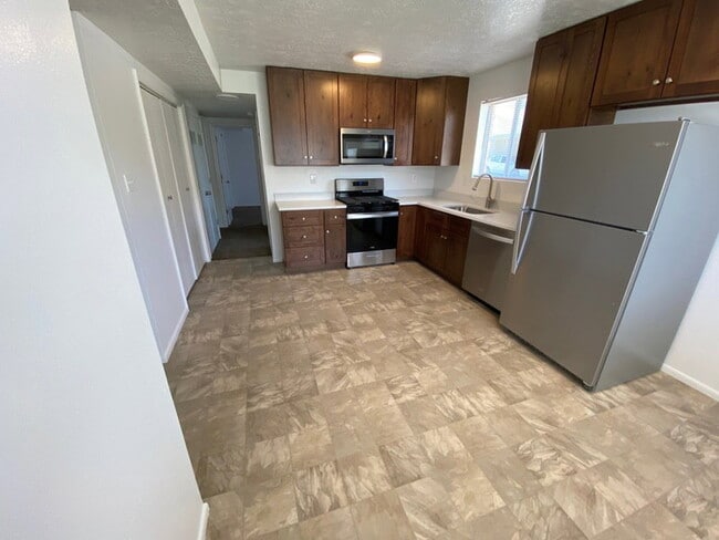 Kitchen - 864 E 500 N