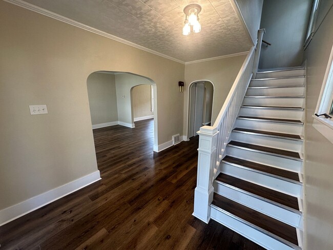 Building Photo - Newly renovated three bedroom home