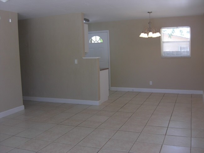 Building Photo - 808 SW 10th Ave