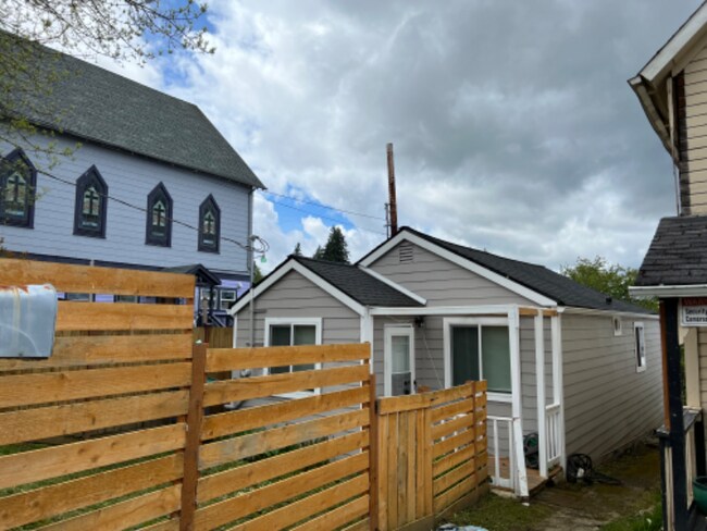 Building Photo - 316 Cline Ave