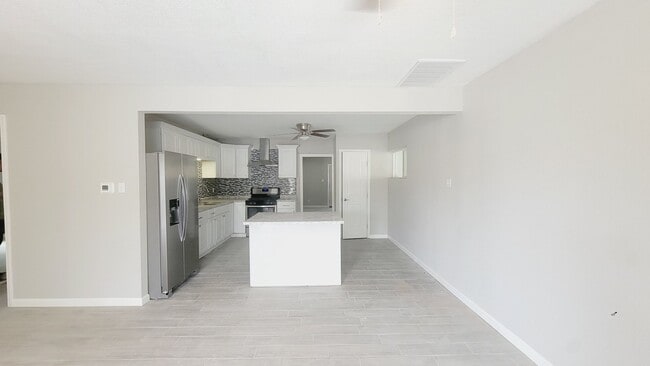 Building Photo - Recently renovated 3 bedroom, 2 bath home ...