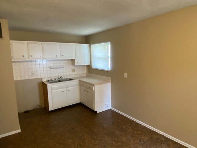 Building Photo - Hillview Home