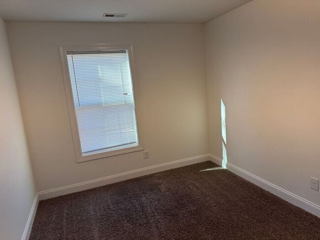 Building Photo - Like new home!! Convenient location near the reseach campus!