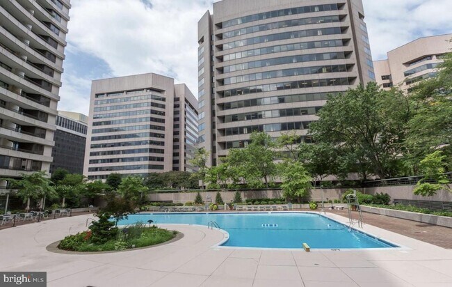Foto del edificio - 1300 Crystal Dr