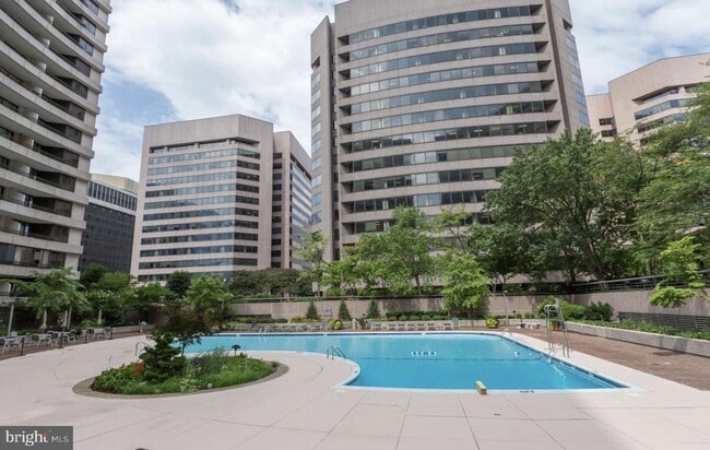 Building Photo - 1300 Crystal Dr