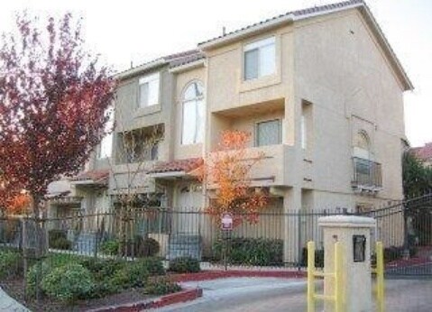 Foto del edificio - Modern Townhouse with Two Master Bedrooms!