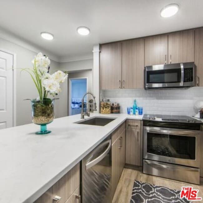 Building Photo - 6600 Beachview Dr