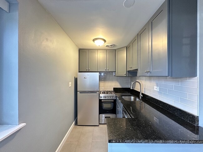 Building Photo - 663 W Grace St