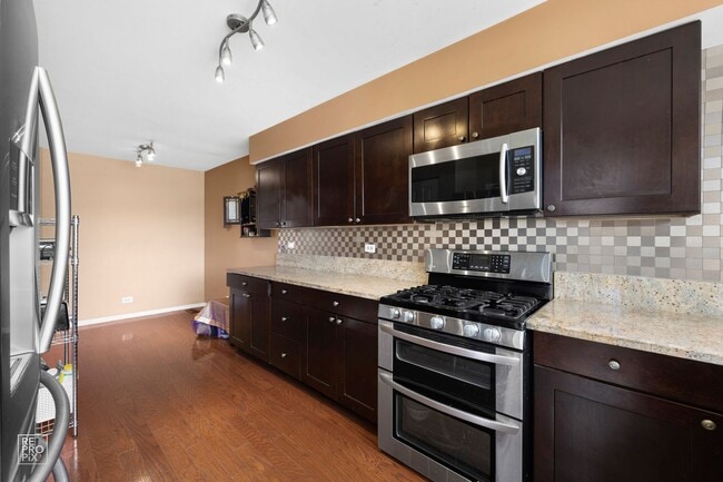 Building Photo - Gorgeous End Unit with 3 Bed/2.5 Baths and 2 Car Garage!