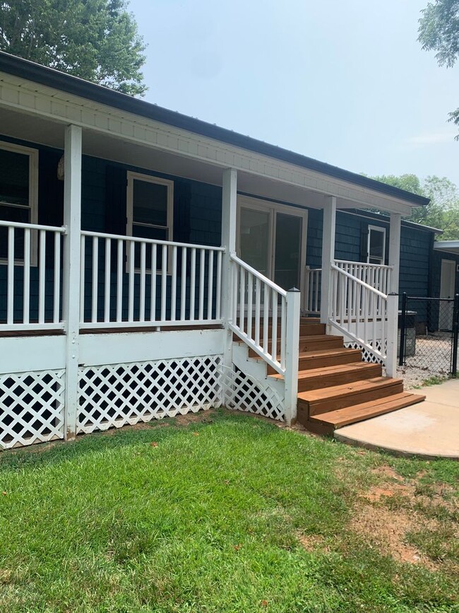 Building Photo - 3 bedroom 2 bath on High Rock Lake