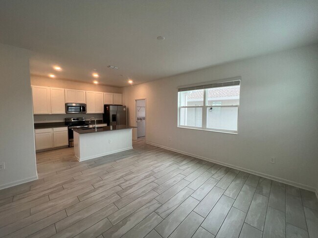 Foto del edificio - BEAUTIFUL NEW CONSTRUCTION 3 BEDROOM 2.5 B...