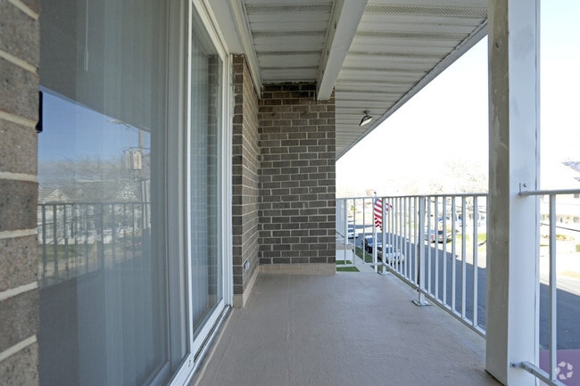 One Bedroom - Balcony - Mariner Apartments