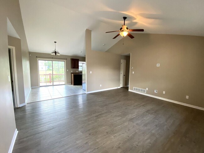 Building Photo - Spacious Three Bedroom Home in Taylor Hills