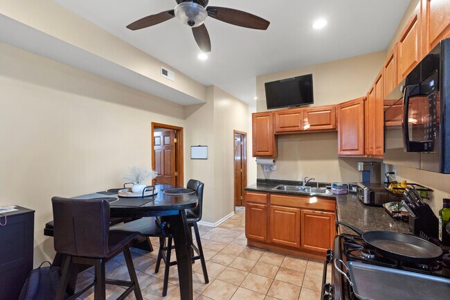 Foto del edificio - 2028 N Hamlin Ave