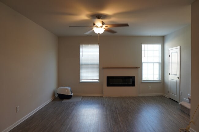 Building Photo - 417 Cross Country Way