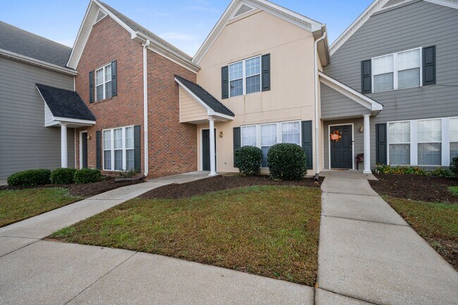 Building Photo - Freshly Renovated 2 BR, 2.5 BA Townhome Ce...