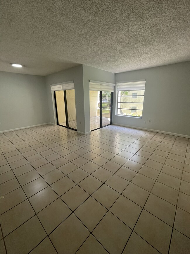 Building Photo - 8820 SW 123rd Ct