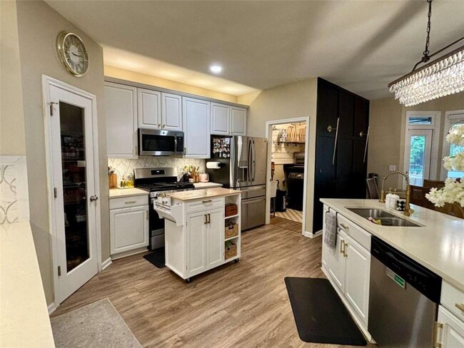Building Photo - 257 Towne Park Dr