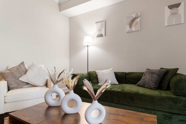 Foto del edificio - 590 James Maxwell Rd