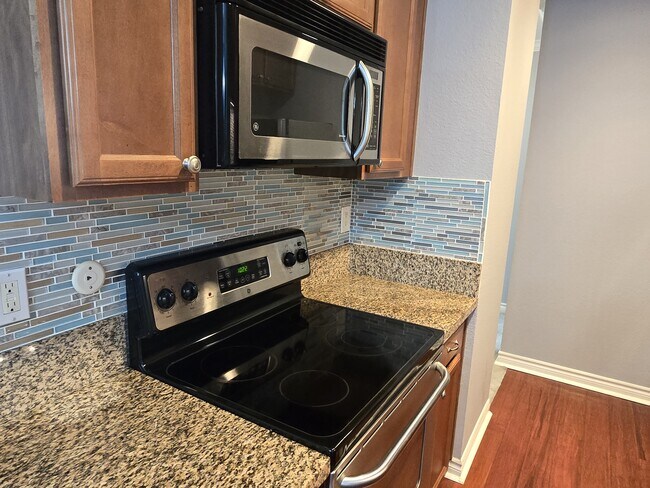 Granite counter top and stove/oven - 9939 Azuaga St