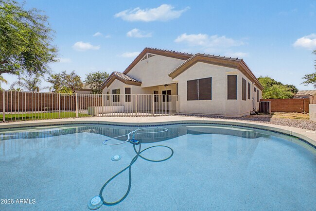 Building Photo - 8634 E Hillview St
