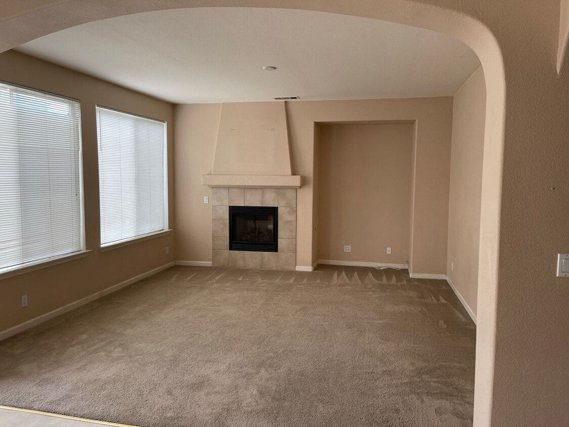 Foto del edificio - Beautiful 4-bedroom, 2.5-bathroom two-story home, move-in ready and perfect for comfortable living!
