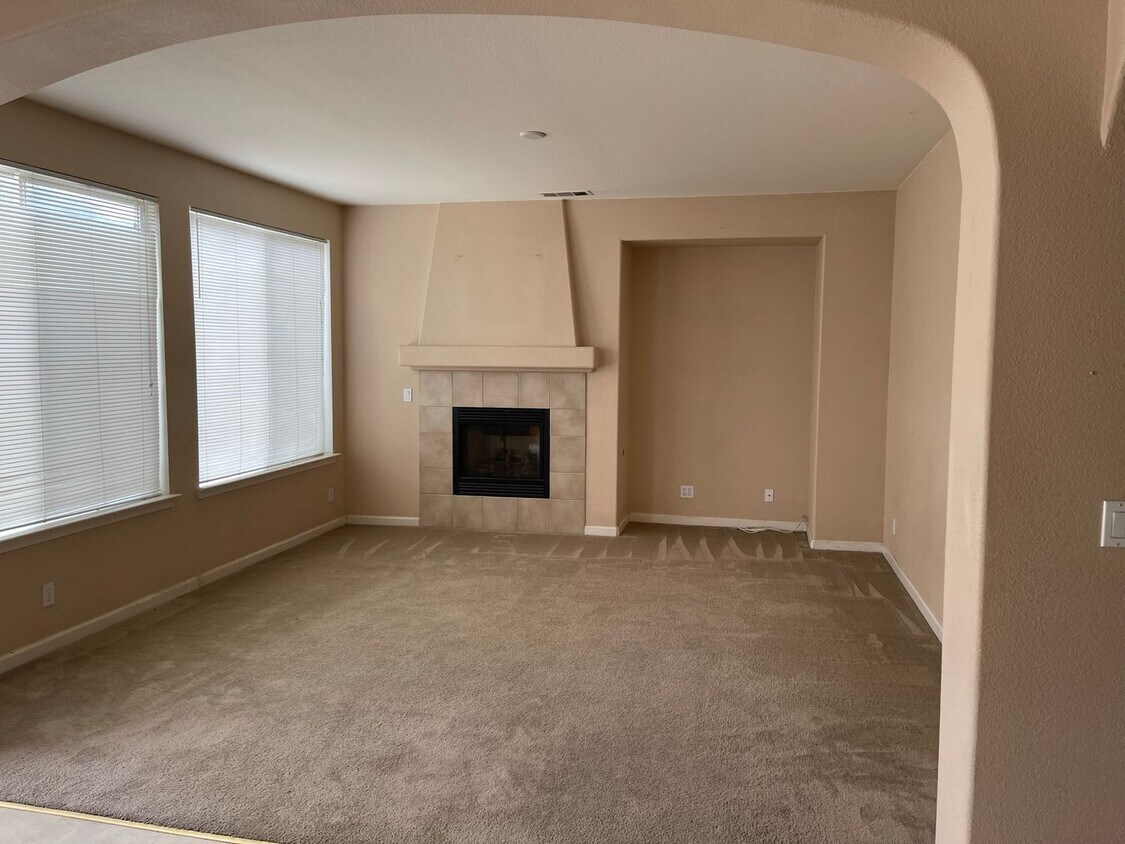 Foto del edificio - Spacious two-story home available for rent featuring 4 bedrooms, 2.5 bathrooms, and a three-car g...