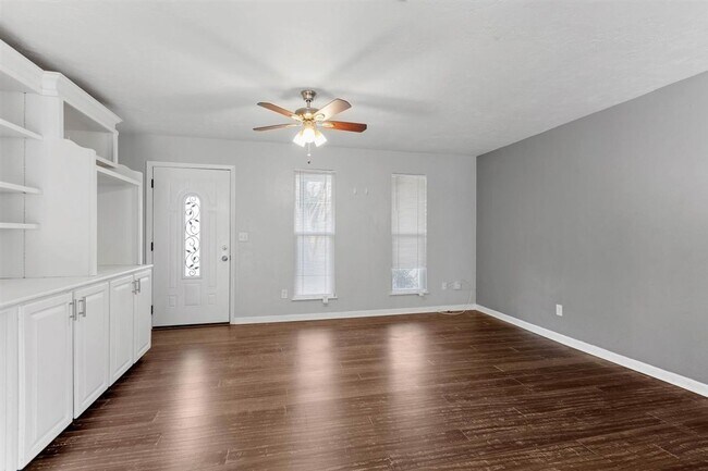Building Photo - GORGEOUS 3/2 in Eastgate w/ Granite Counte...