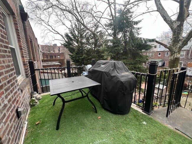 Building Photo - Lovely 2 Bed 2 Bath Gardens House w Terrace