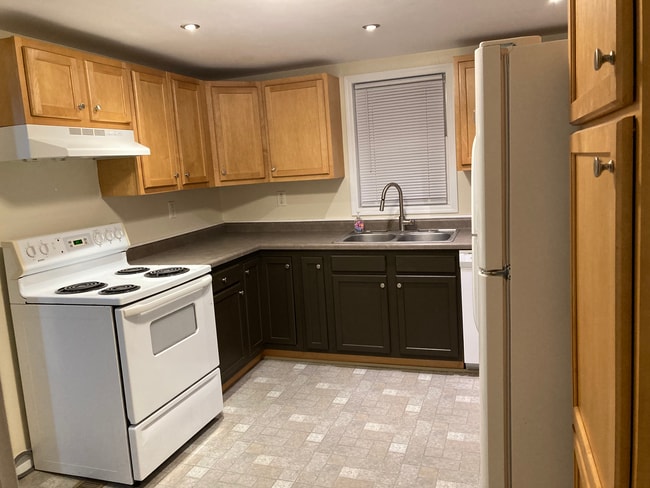 Kitchen angle 2 - 910 E High St