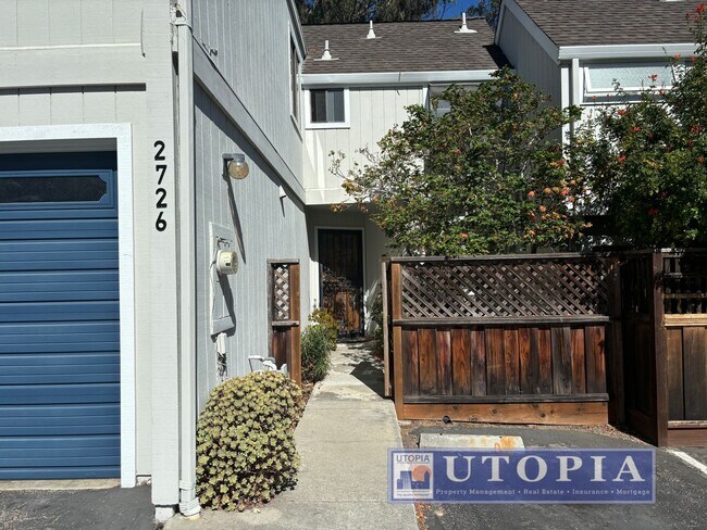 Foto del edificio - Charming Santa Cruz Townhouse: 3 Beds, 2.5 Baths with Private Patio, Spacious Layout, and Prime L...