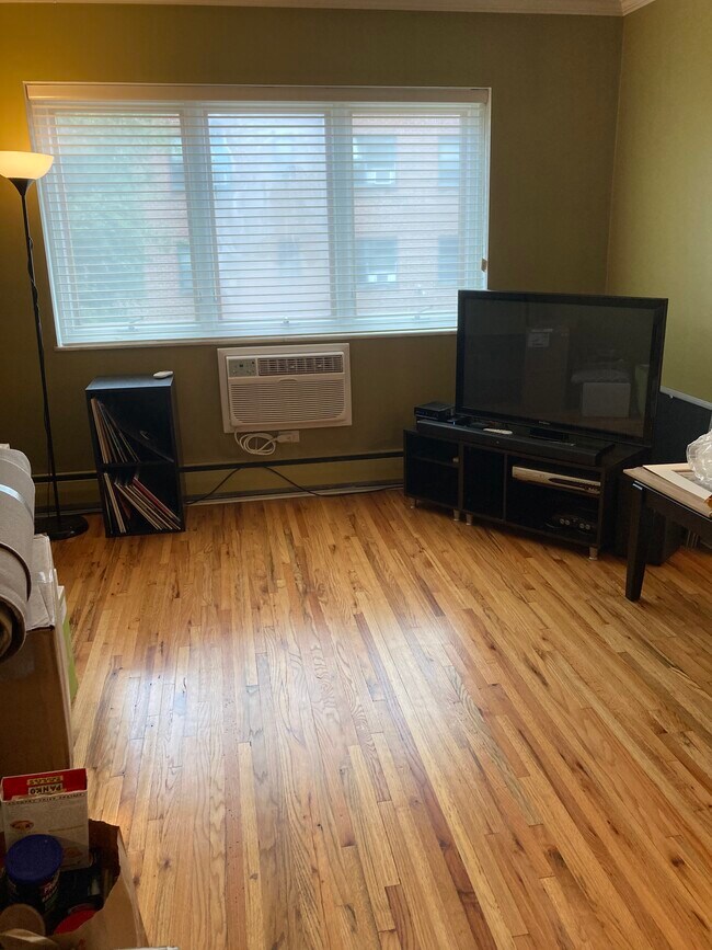 Spacious living room with hardwood floors - 2928 Dean Pky