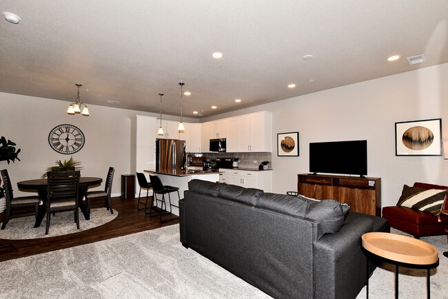 Stunning 2 yr. old 2bd/2ba furnished rental - 4115 N Park Dr