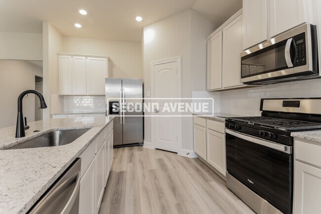 Building Photo - 2121 Meadow Dr