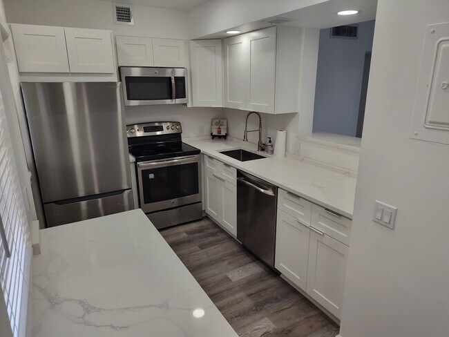Foto del edificio - 3050 N Palm Aire Dr