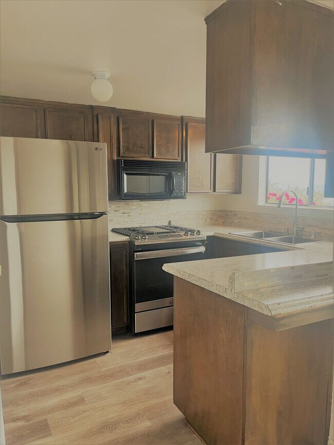 Foto del edificio - MOVE IN SPECIAL- 2 Bed 1.5 Bath Townhome Available Now!