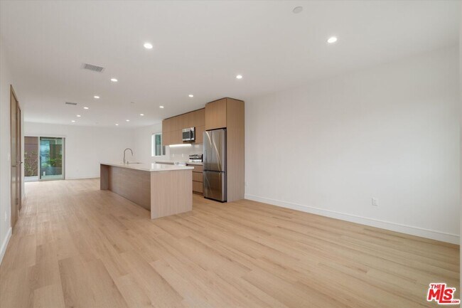 Building Photo - 5530 Sunnyslope Ave