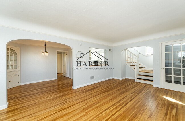 Building Photo - 116 16th Ave NW