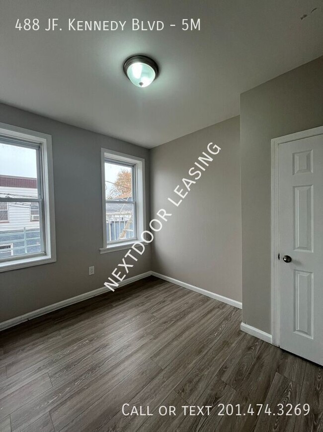 Foto del edificio - 488 John F. Kennedy Blvd