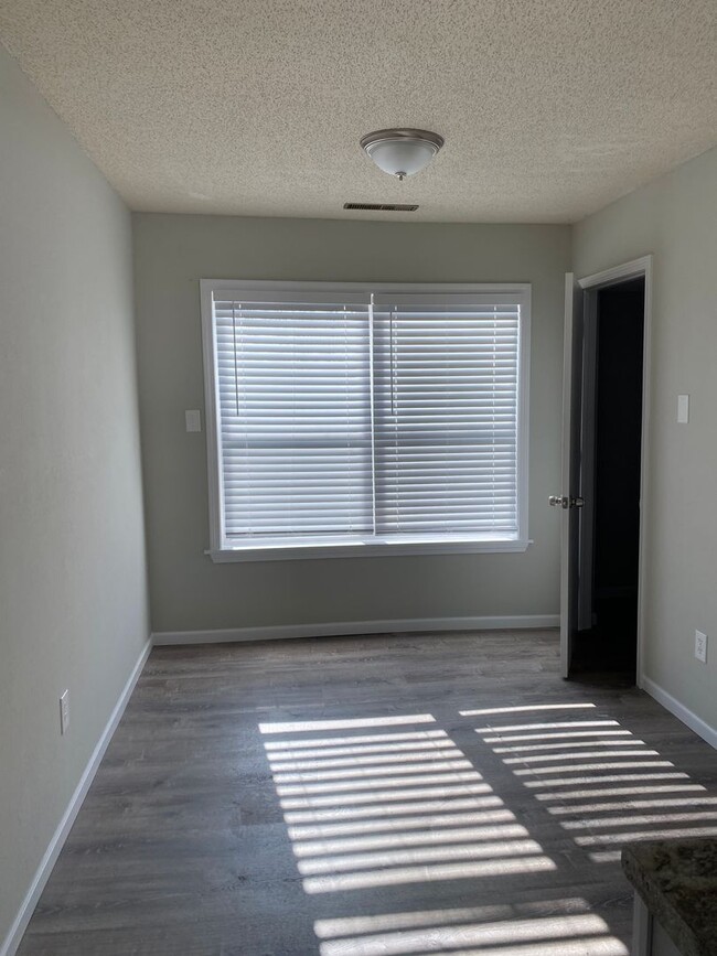 Foto del edificio - 4220 W Bethany Dr
