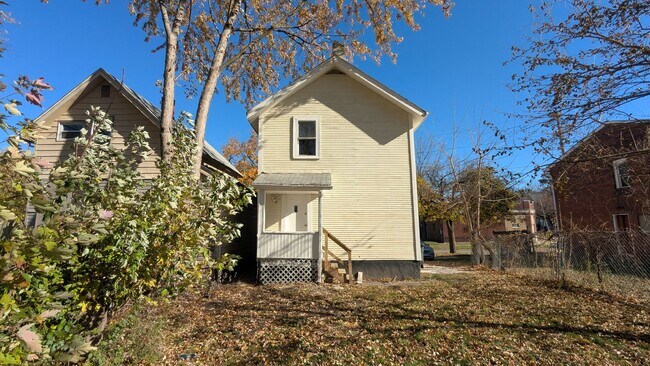 Building Photo - Welcome to your charming home located in the vibrant city of Akron