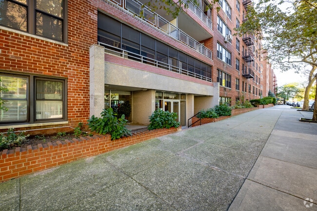 Building Photo - Oakwood North