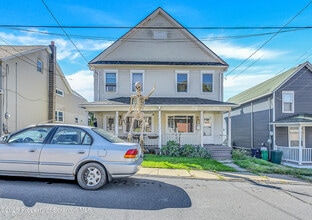 Building Photo - 19 W Bergh St