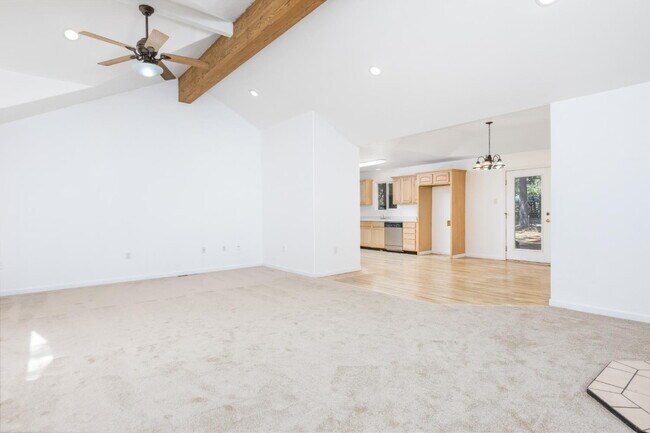 Foto del edificio - Beautiful, remodeled & spacious 3-bed 2-bath home in Grizzly Flats