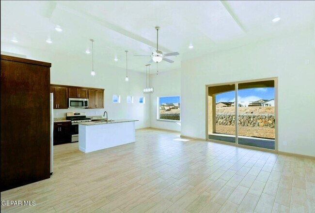 Foto del edificio - 14740 John McNeely Ave