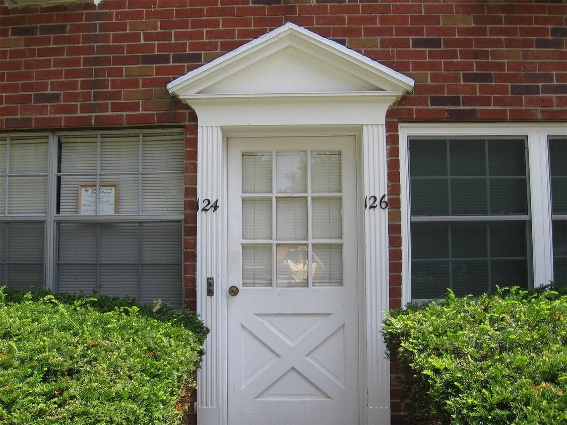 Primary Photo - 2 Colonial Rd