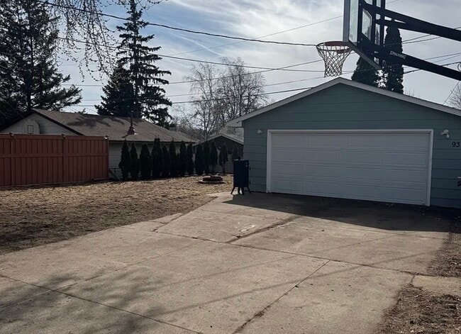 Building Photo - 930 Larpenteur Ave W