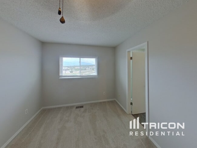 Foto del edificio - 6350 Chantilly Pl