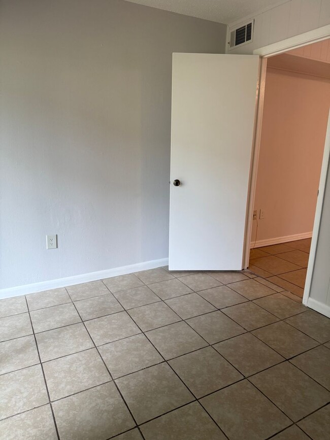 Building Photo - Location, location, location! 876 SF Unit-...